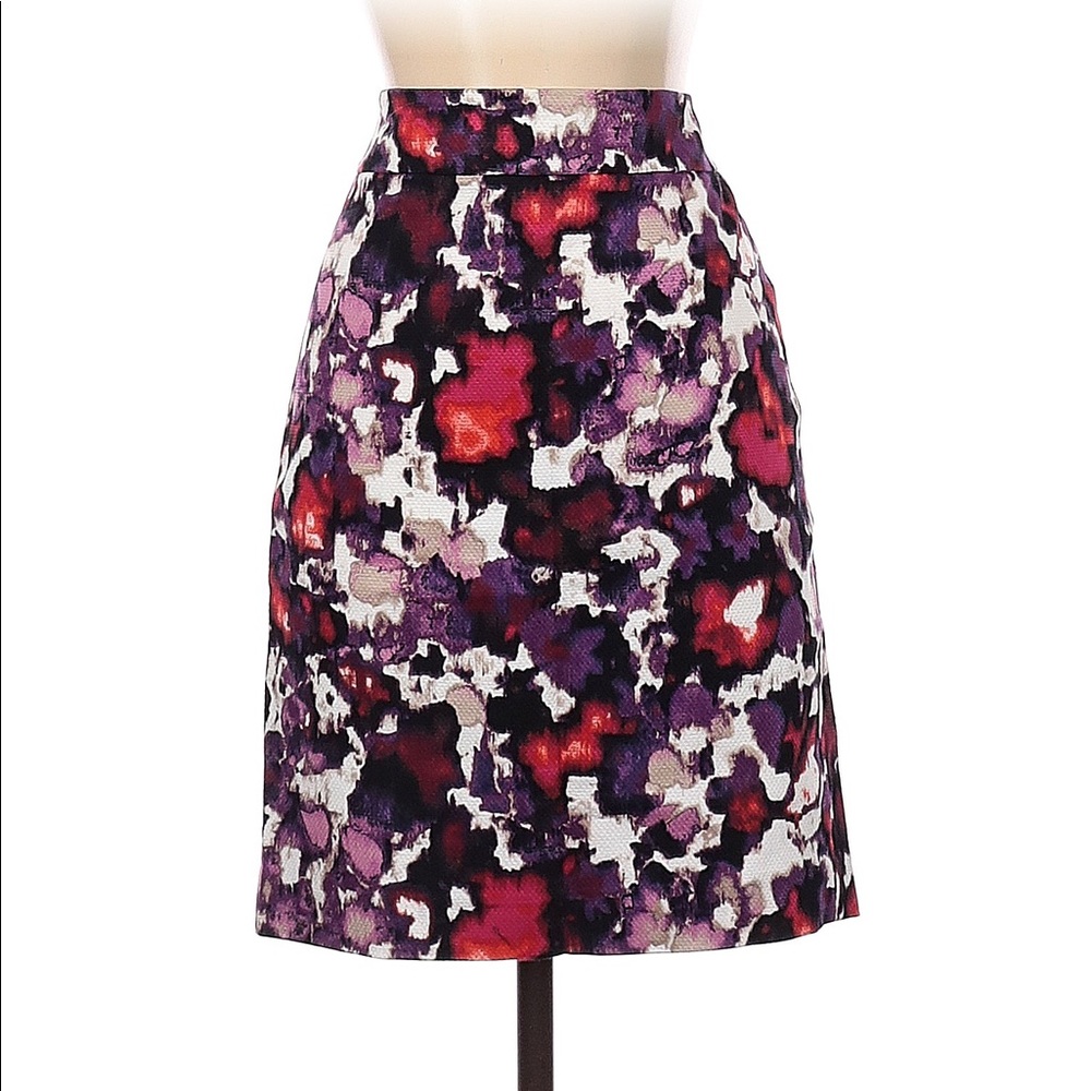 🎉4X HP🎉NWT. Ann Taylor Petite Pencil Skirt. Purple, red, white, tan. Size 4P.